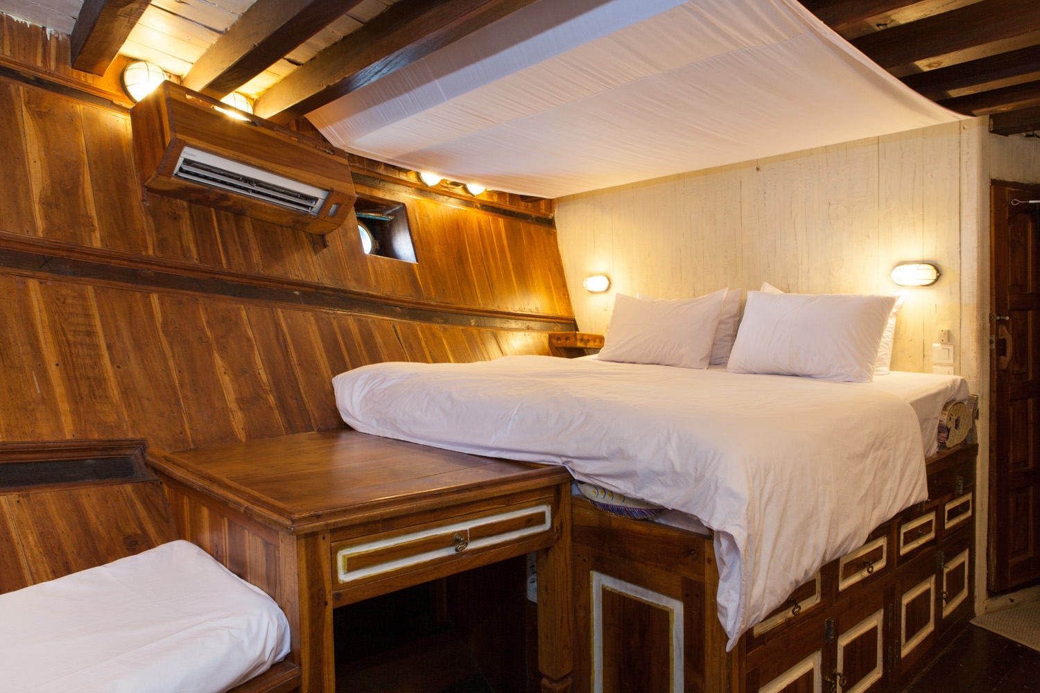 luxury Crewed Sailing Yacht Phinisi 34 TB photo 7