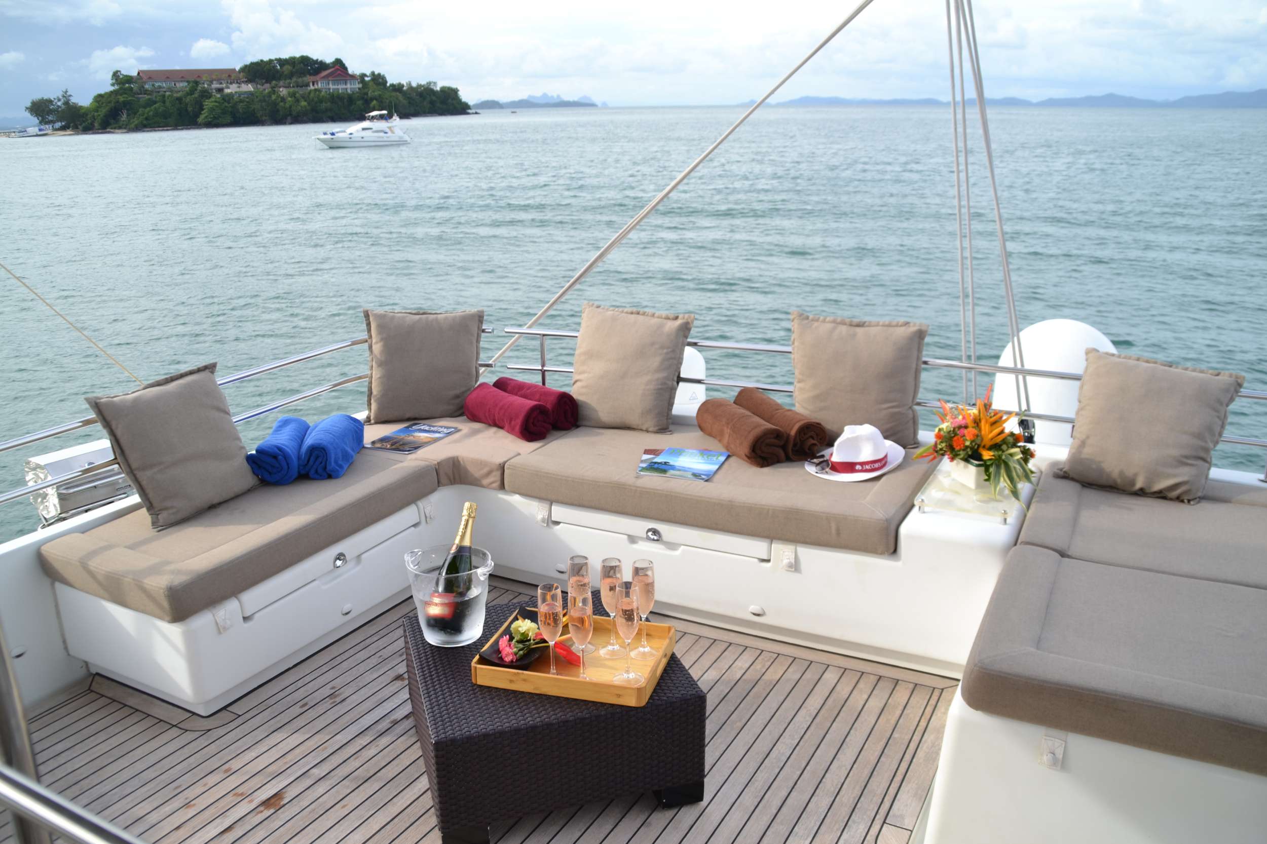 Luxury Crewed Catamaran 00SEVEN photo 8