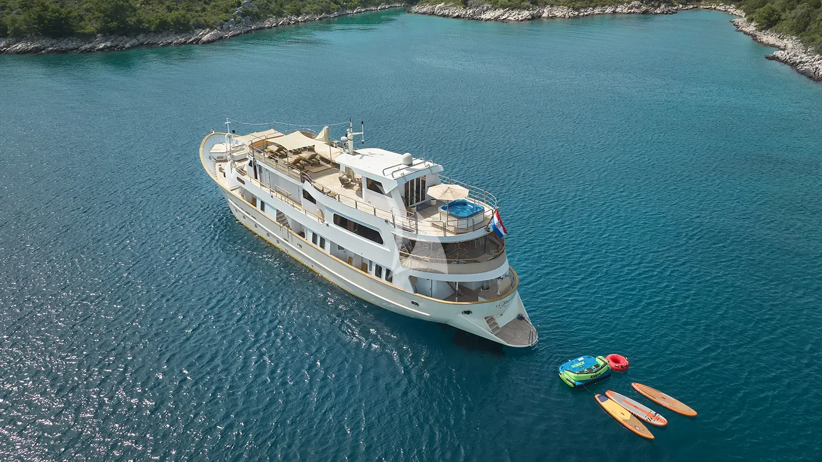 Luxury Crewed Motor Yacht LA PERLA photo 3