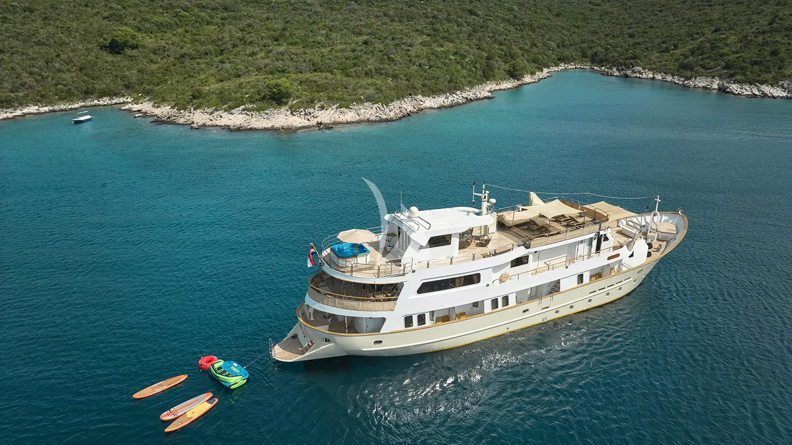 Luxury Crewed Motor Yacht LA PERLA photo 4