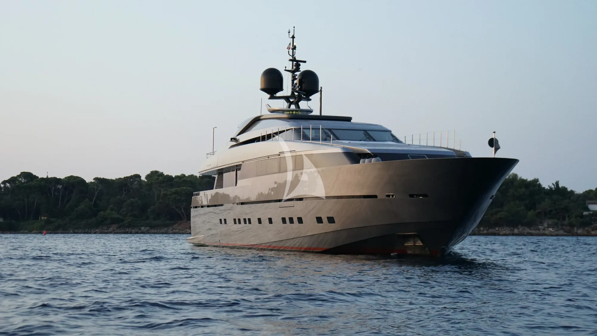 Luxury Crewed Motor Yacht 4A photo 5