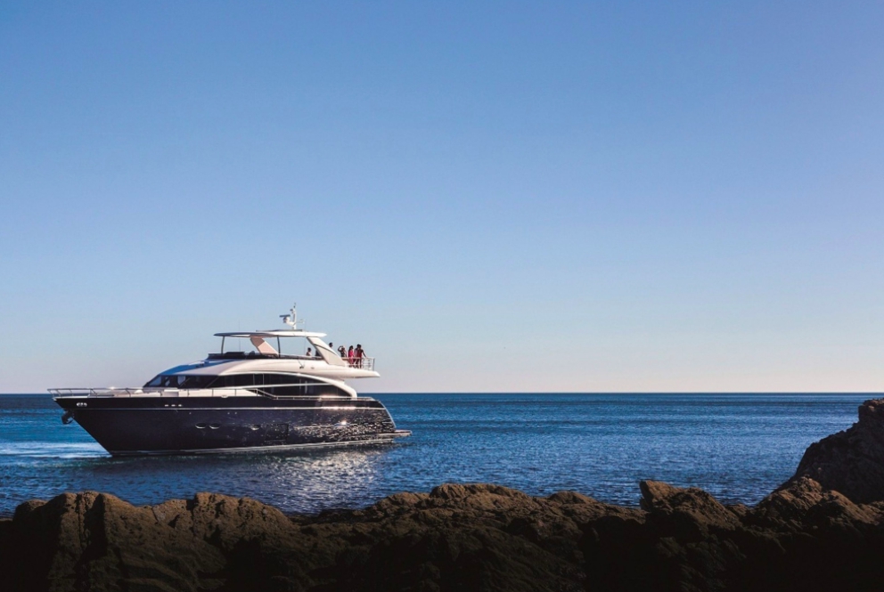 Crewed Motor Yacht 4LIFE photo 3