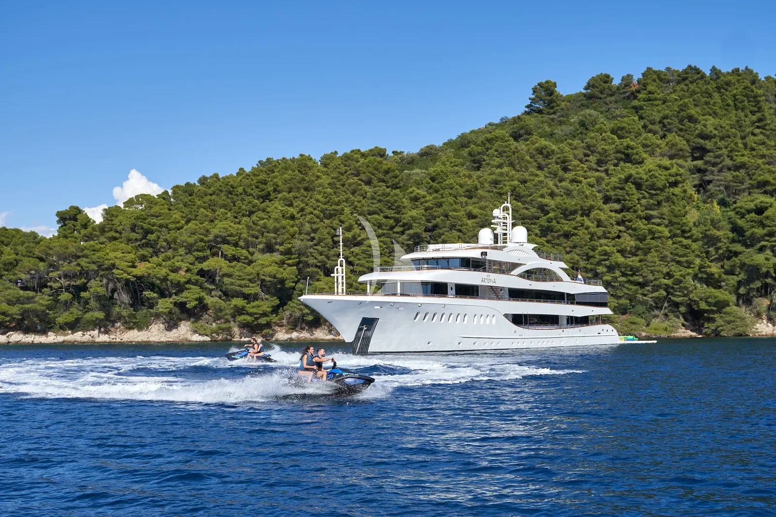 Luxury Crewed Motor Yacht AETERNA photo 8