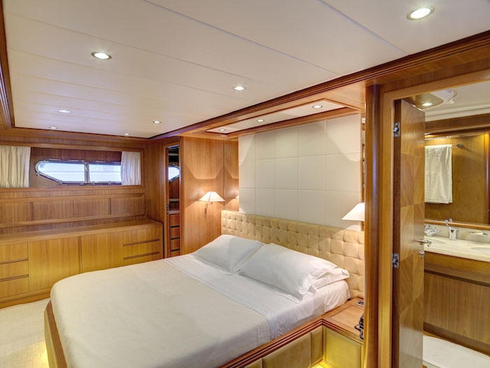 Luxury Crewed Motor Yacht AIMILIA photo 8