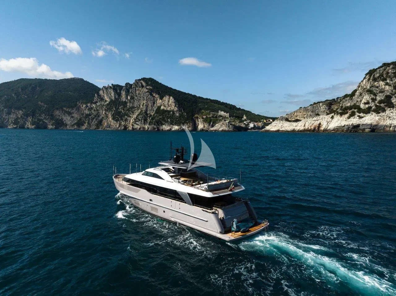 Luxury Crewed Motor Yacht AKIRA photo 3