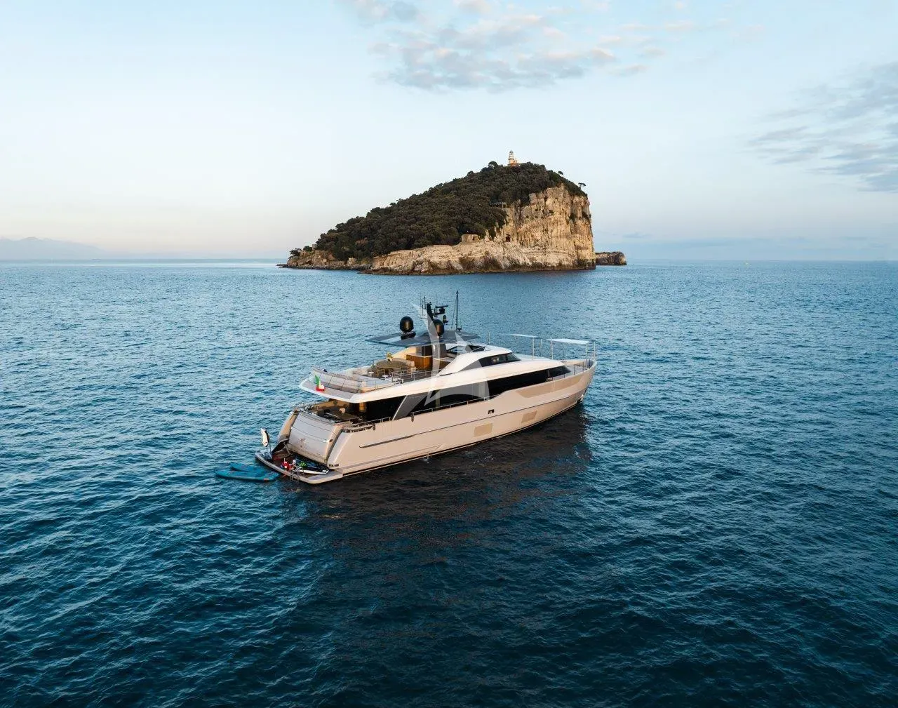 Luxury Crewed Motor Yacht AKIRA photo 4