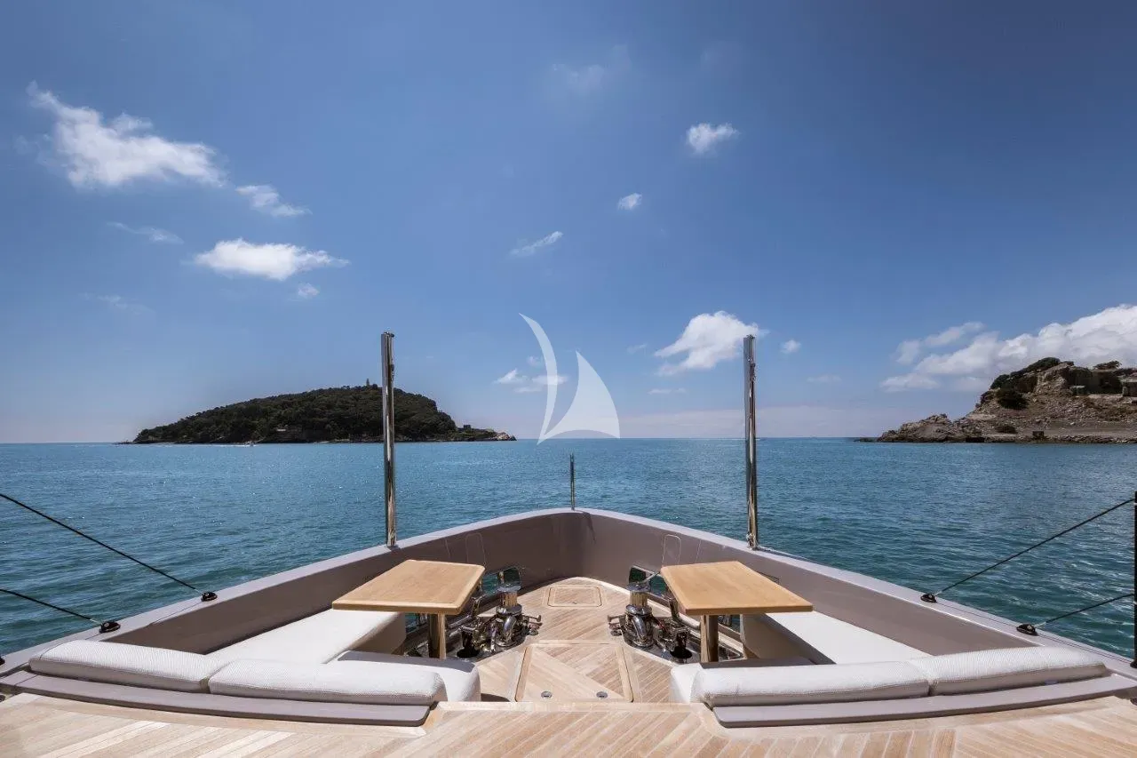Luxury Crewed Motor Yacht AKIRA photo 6