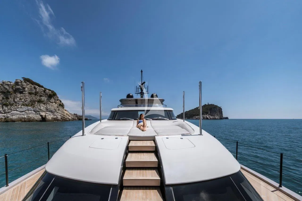 Luxury Crewed Motor Yacht AKIRA photo 8