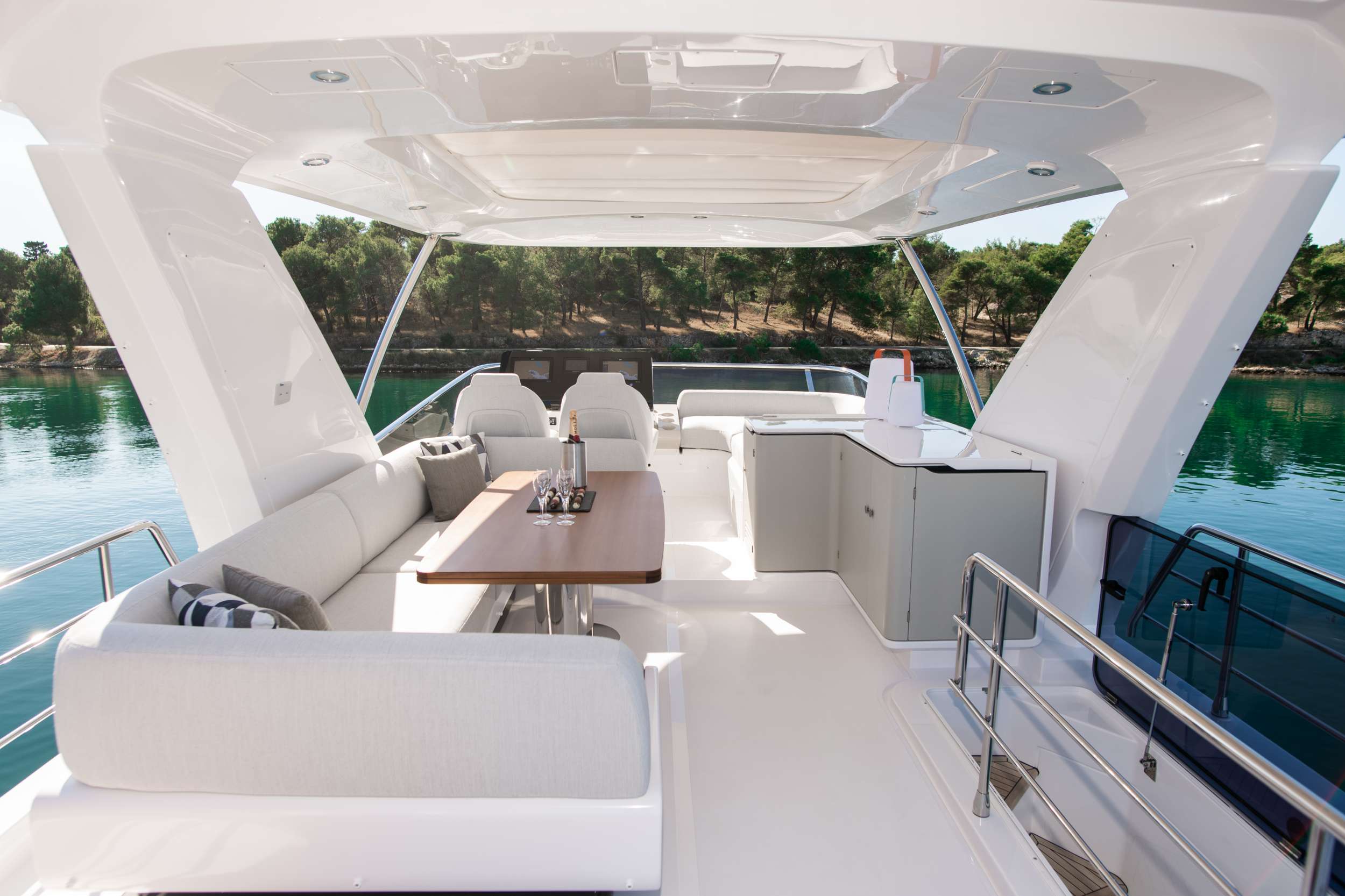 Luxury Crewed Motor Yacht ALIBABA photo 8