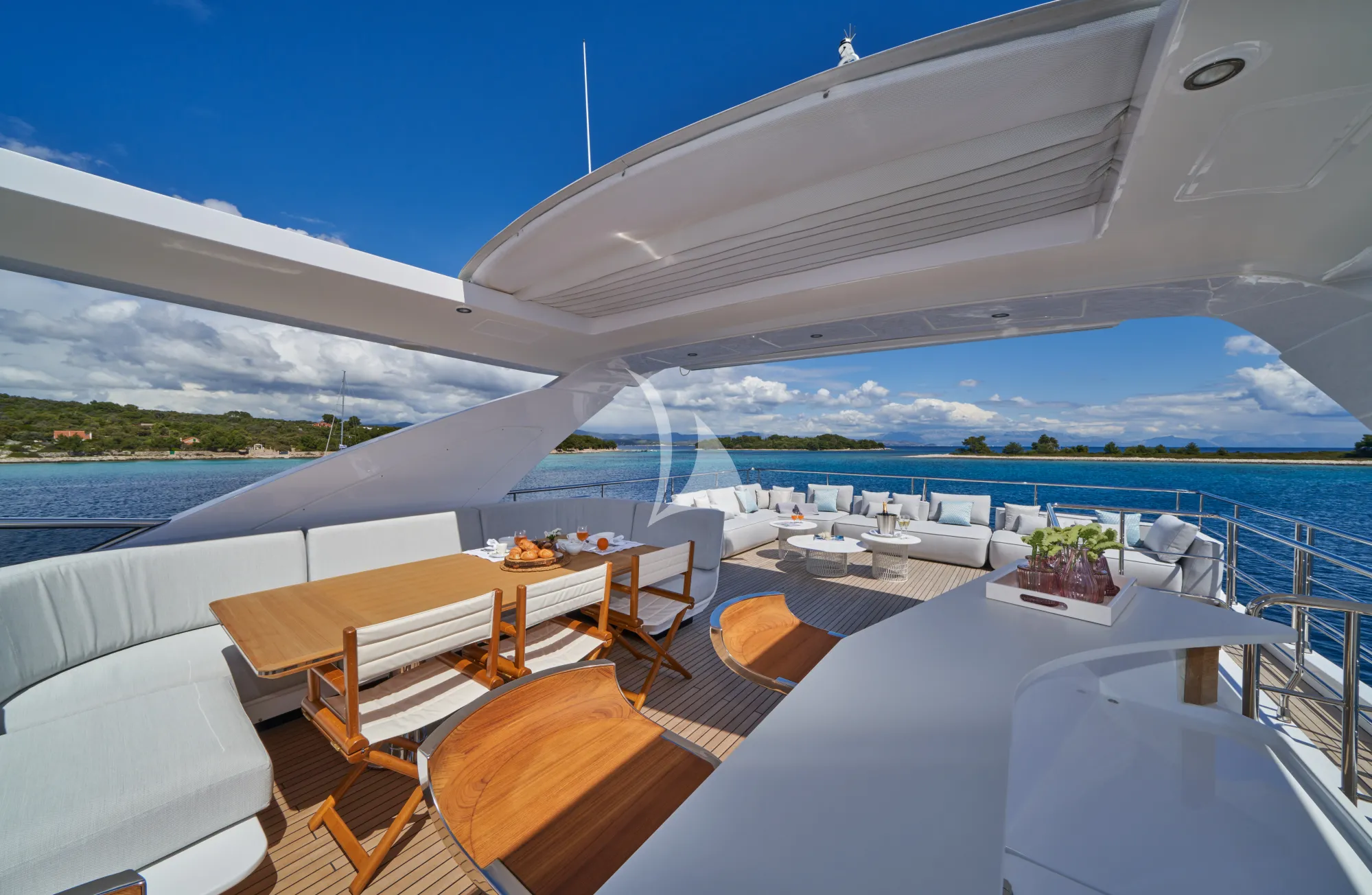 Luxury Crewed Motor Yacht ALUMINIA TOO photo 7