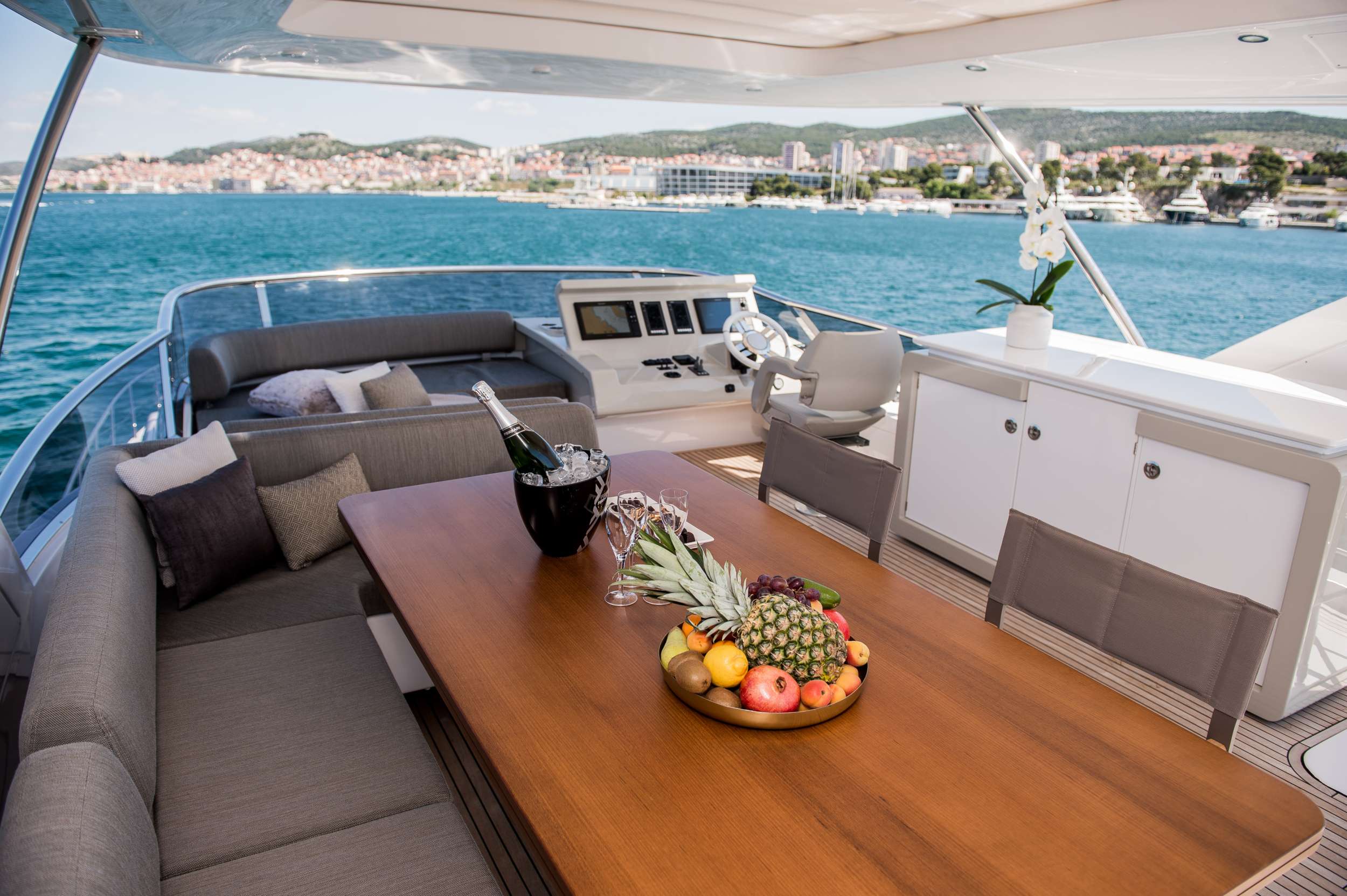 Luxury Crewed Motor Yacht ALYSS photo 3