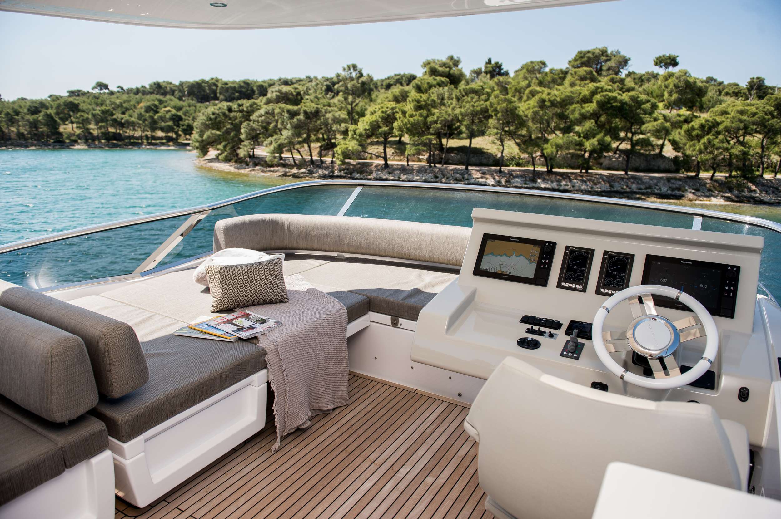 Luxury Crewed Motor Yacht ALYSS photo 4