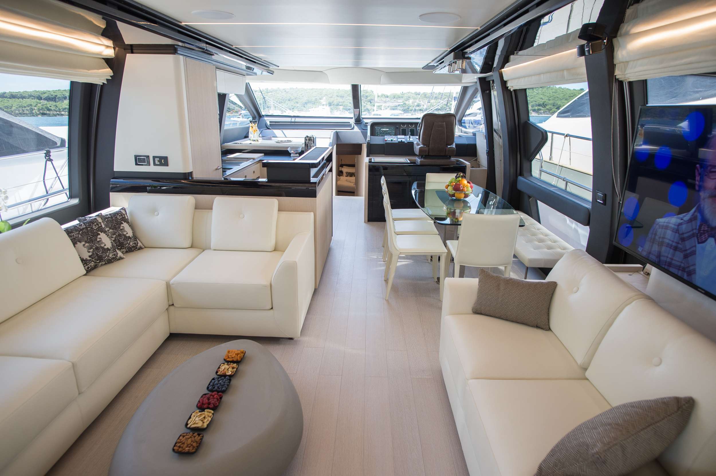 Luxury Crewed Motor Yacht ALYSS photo 8