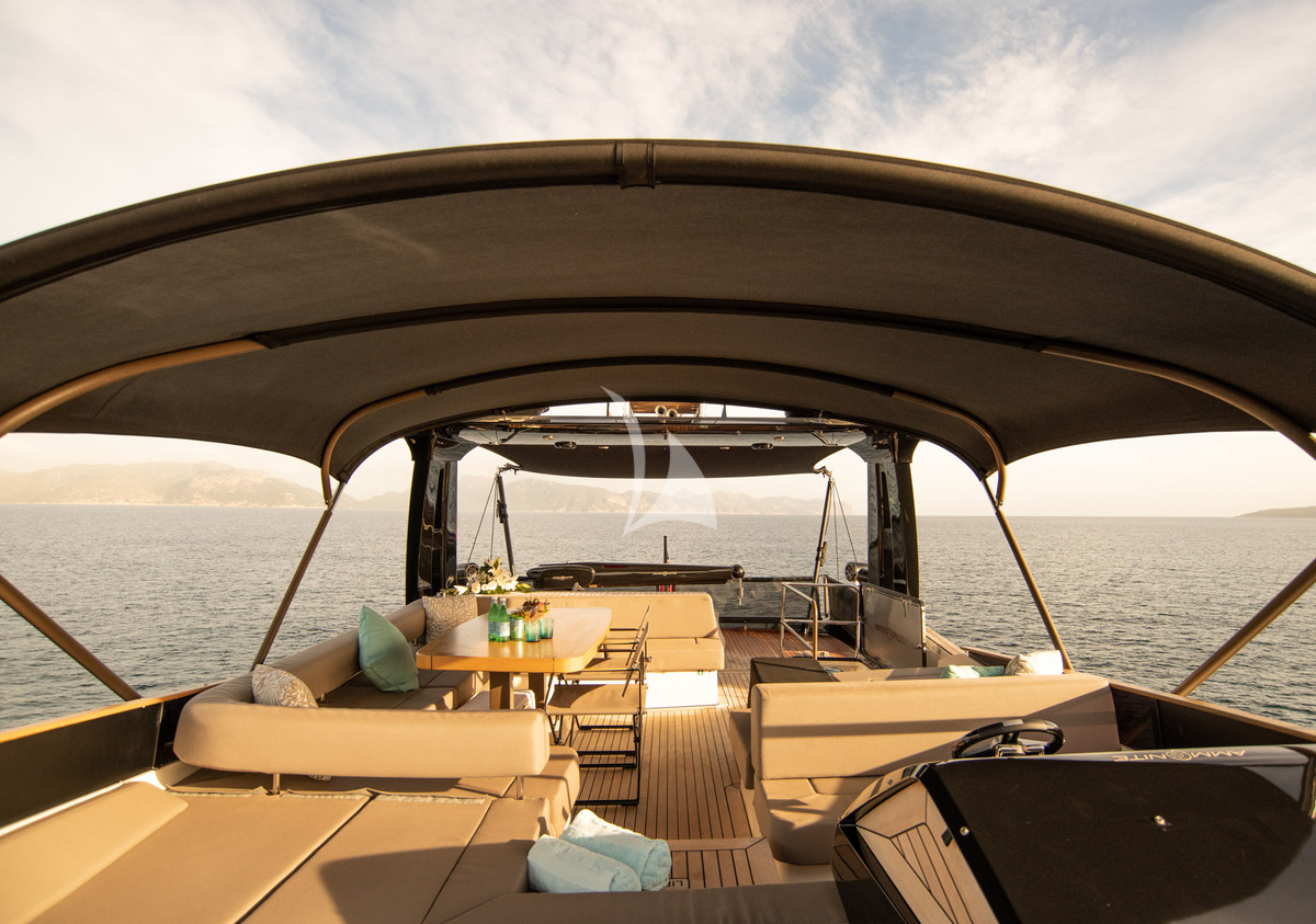 Luxury Crewed Motor Yacht AMMONITE photo 7