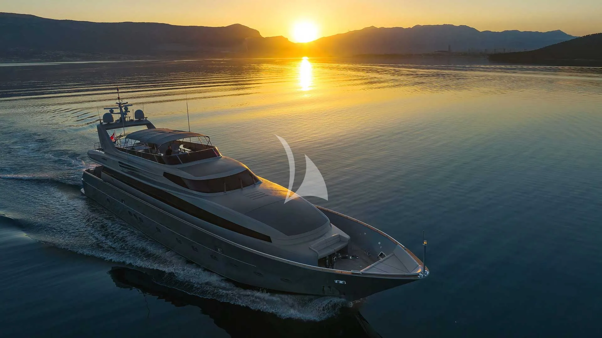 Luxury Crewed Motor Yacht ANAVI photo 5