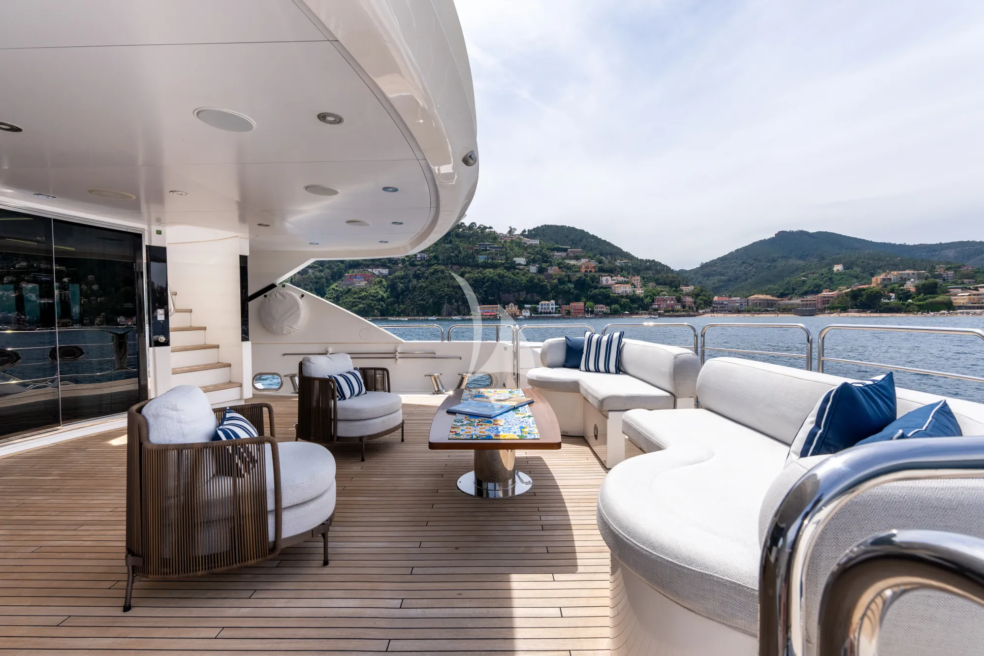 Luxury Crewed Motor Yacht ANYA photo 8