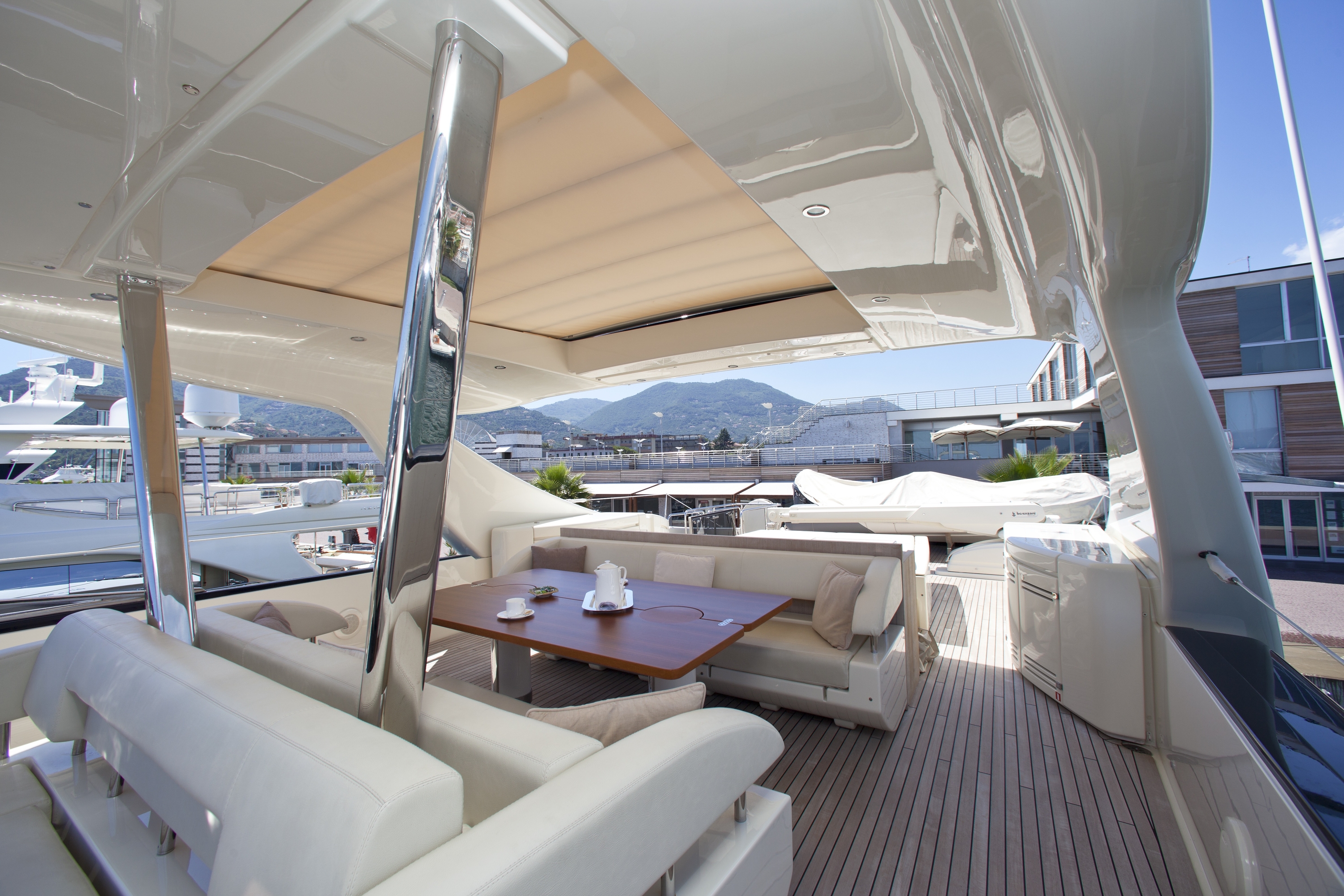 Luxury Crewed Motor Yacht ANYTHING GOES IV photo 4