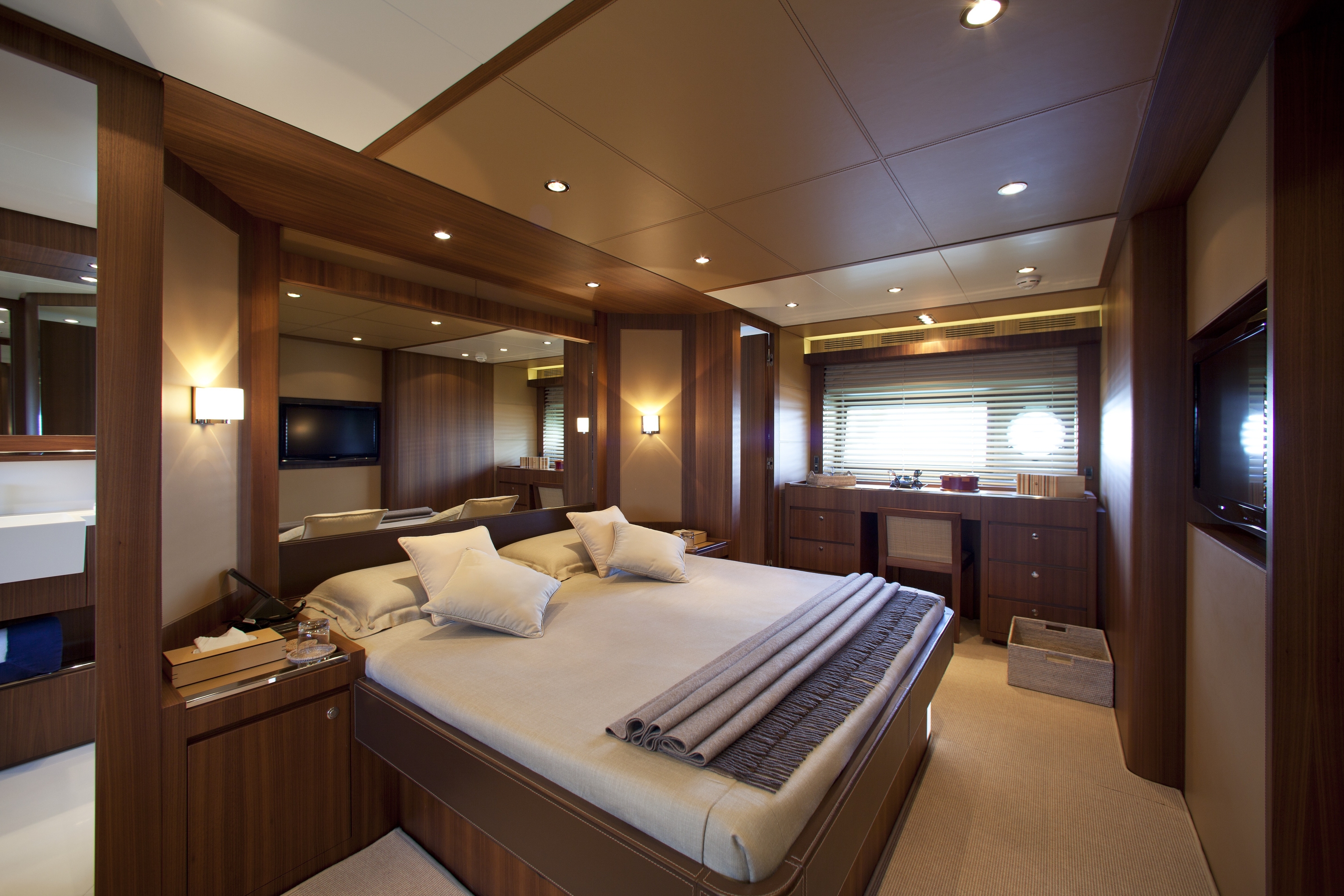 Luxury Crewed Motor Yacht ANYTHING GOES IV photo 8