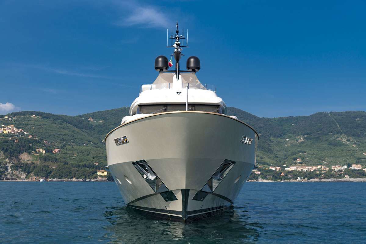Luxury Crewed Motor Yacht ANYTHING GOES V photo 3