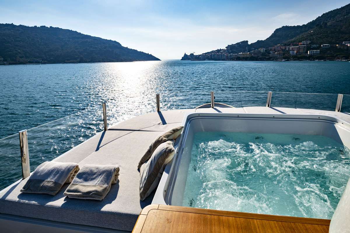 Luxury Crewed Motor Yacht ANYTHING GOES V photo 5