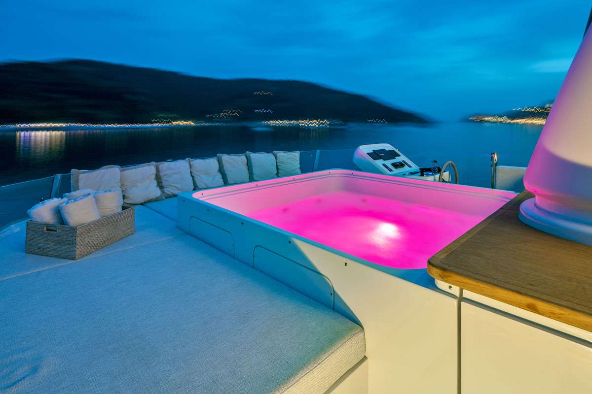 Luxury Crewed Motor Yacht ANYTHING GOES V photo 6