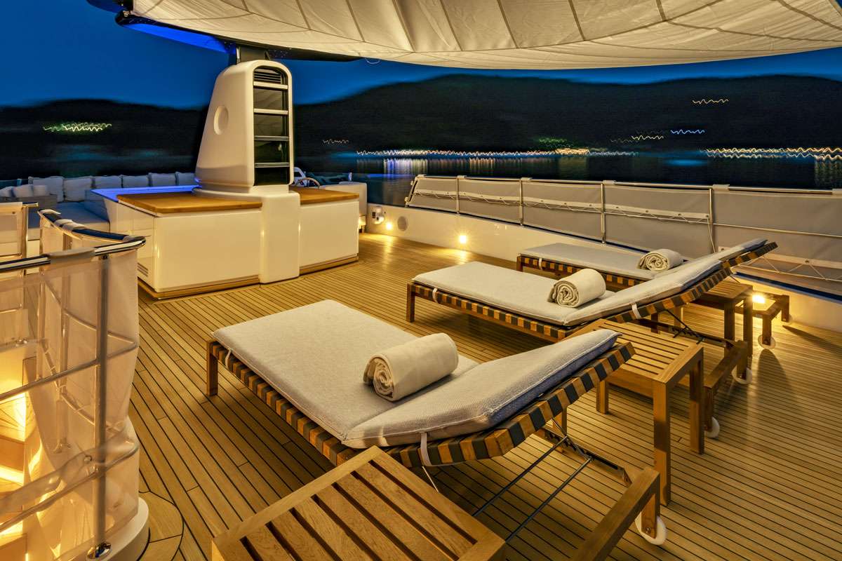Luxury Crewed Motor Yacht ANYTHING GOES V photo 7