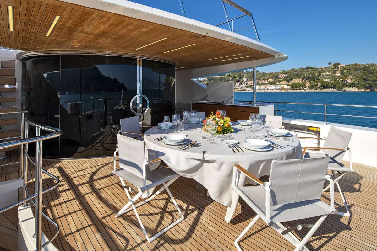 Luxury Crewed Motor Yacht ANYTHING GOES V photo 8