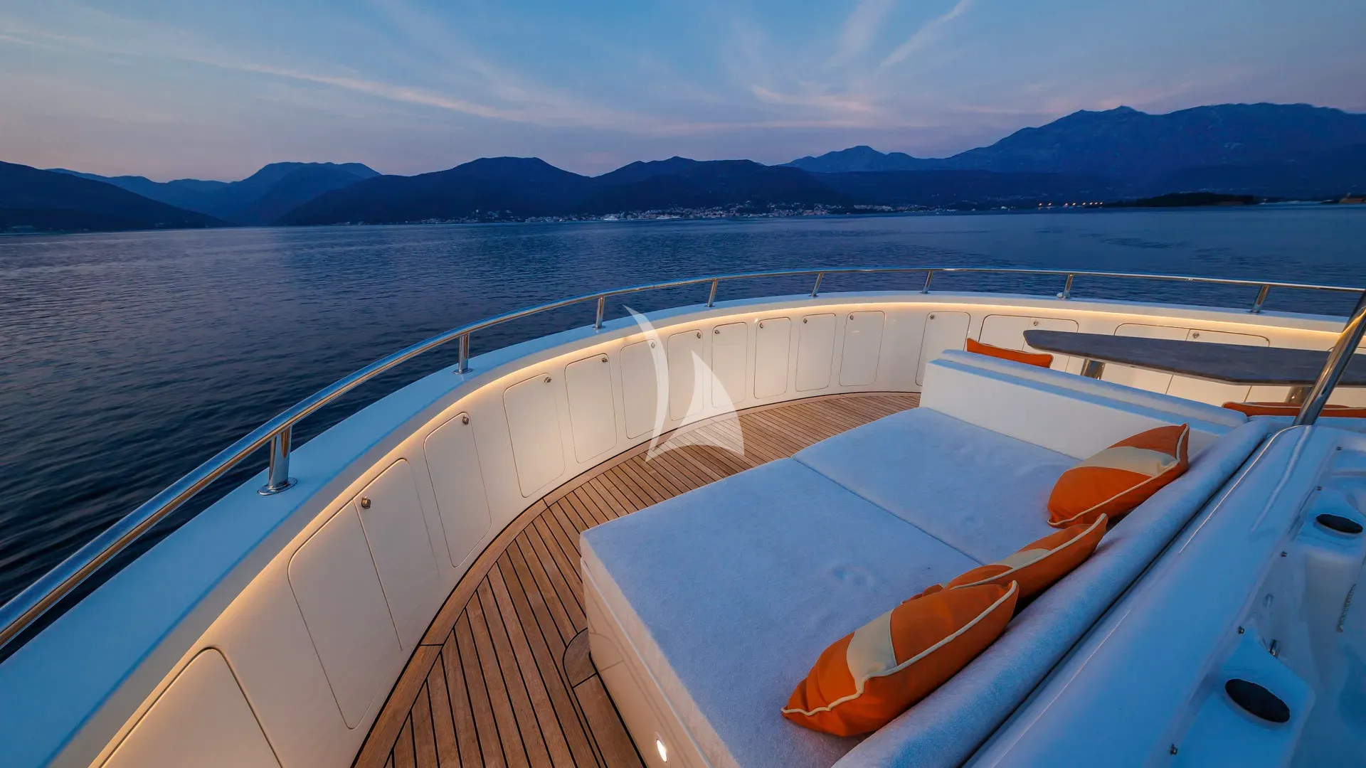 Luxury Crewed Motor Yacht APNA photo 8