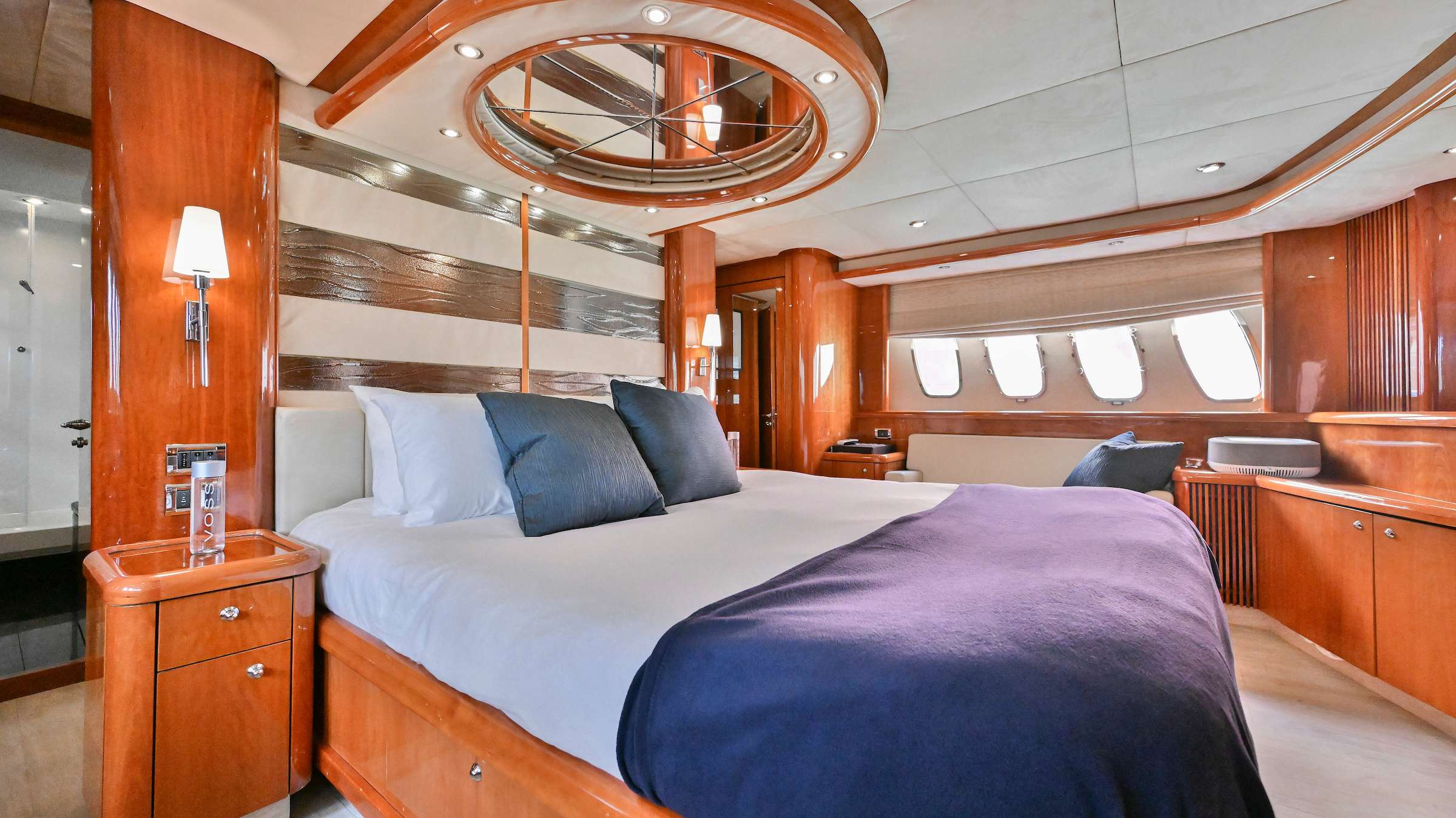 Crewed Motor Yacht AQUA ALBERTI photo 6