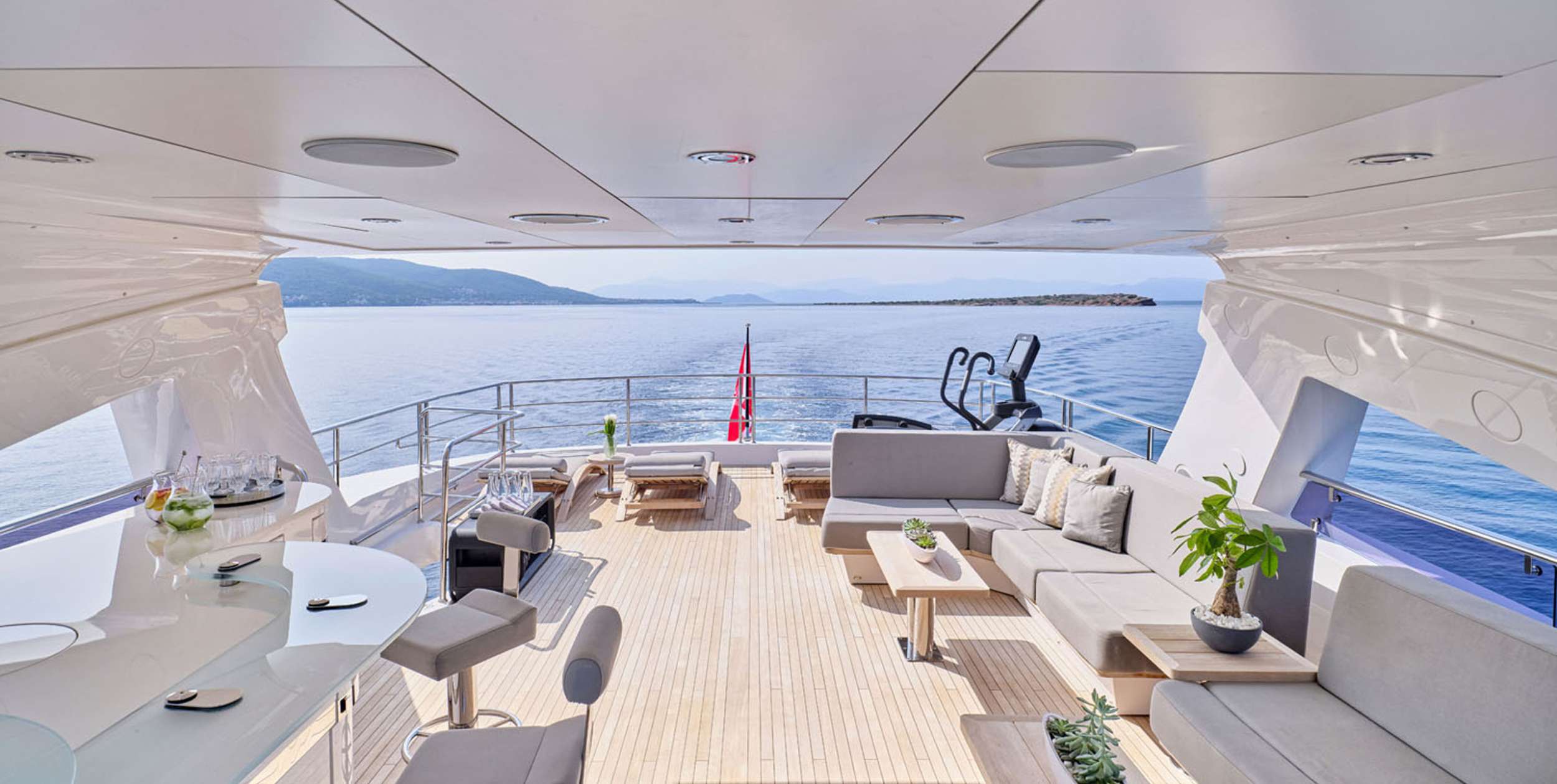 Luxury Crewed Motor Yacht AQUA LIBRA photo 6
