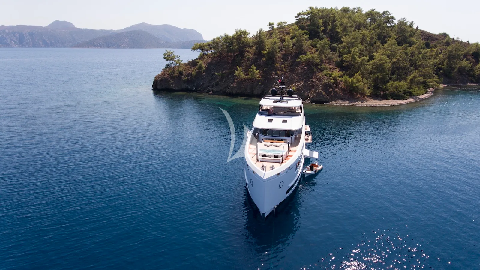 Luxury Crewed Motor Yacht AQUARIUS photo 3