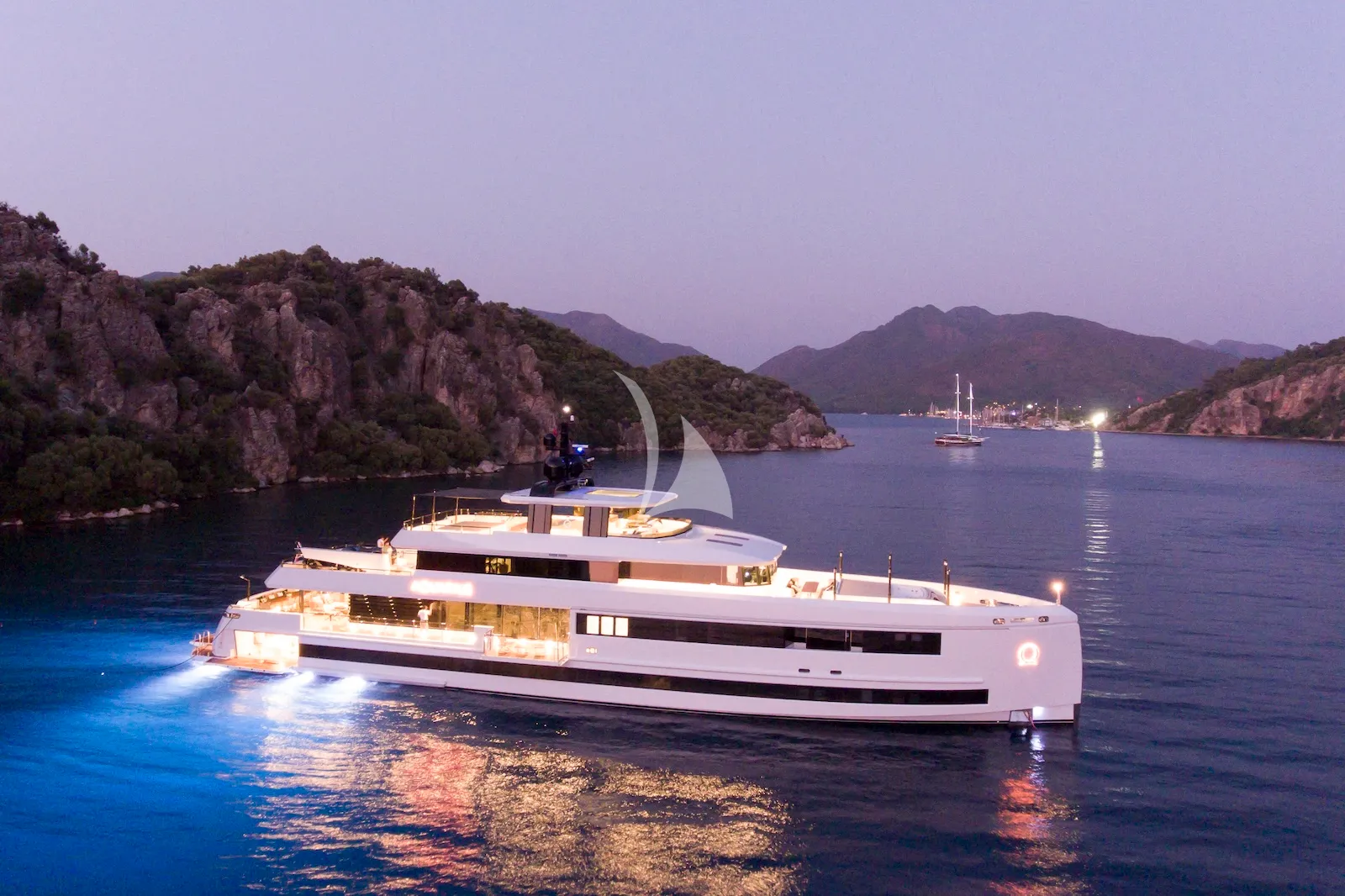 Luxury Crewed Motor Yacht AQUARIUS photo 8