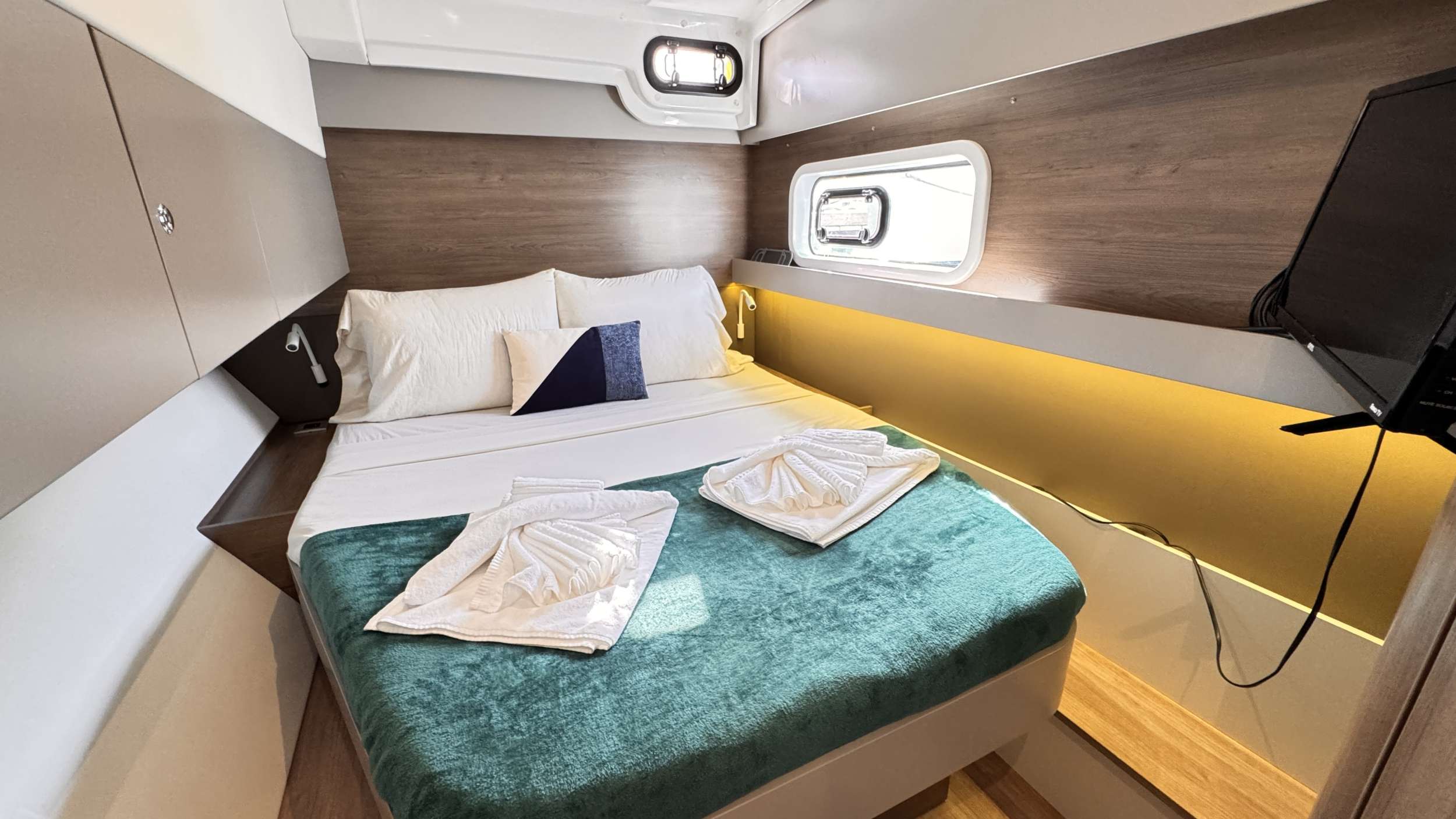 Luxury Crewed Motor Yacht AQUATIC ODYSSEY photo 7