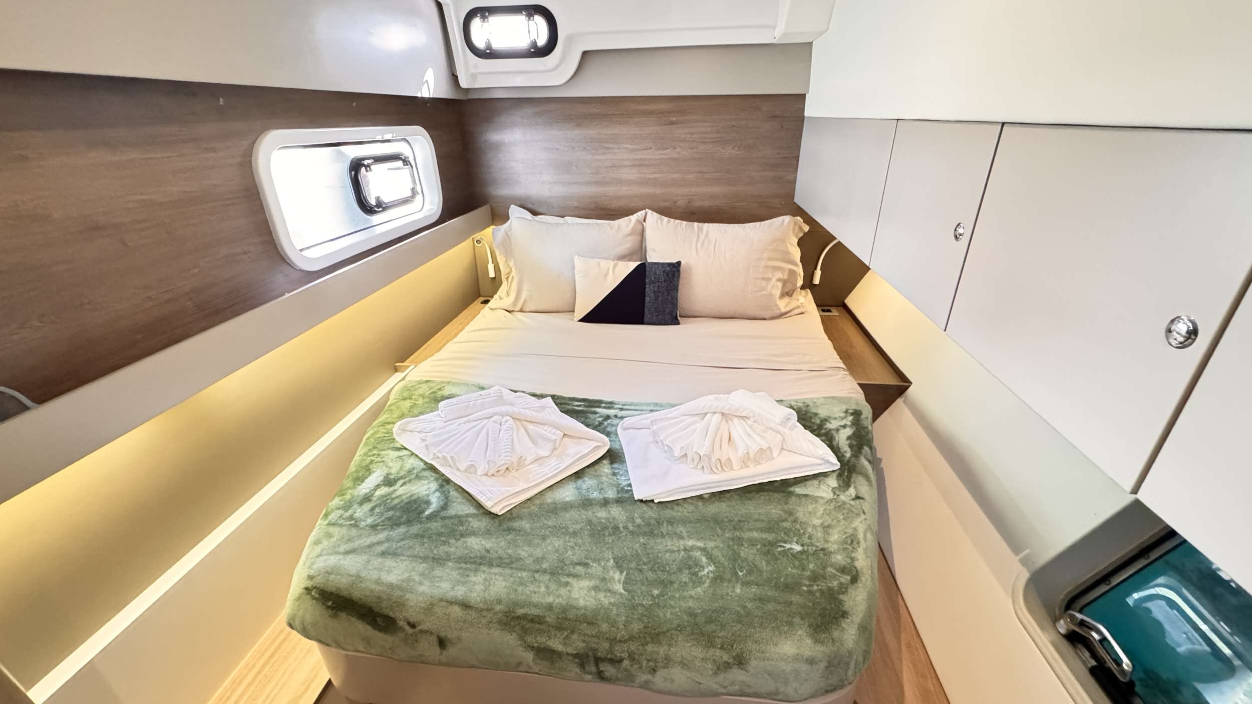 Luxury Crewed Motor Yacht AQUATIC ODYSSEY photo 8