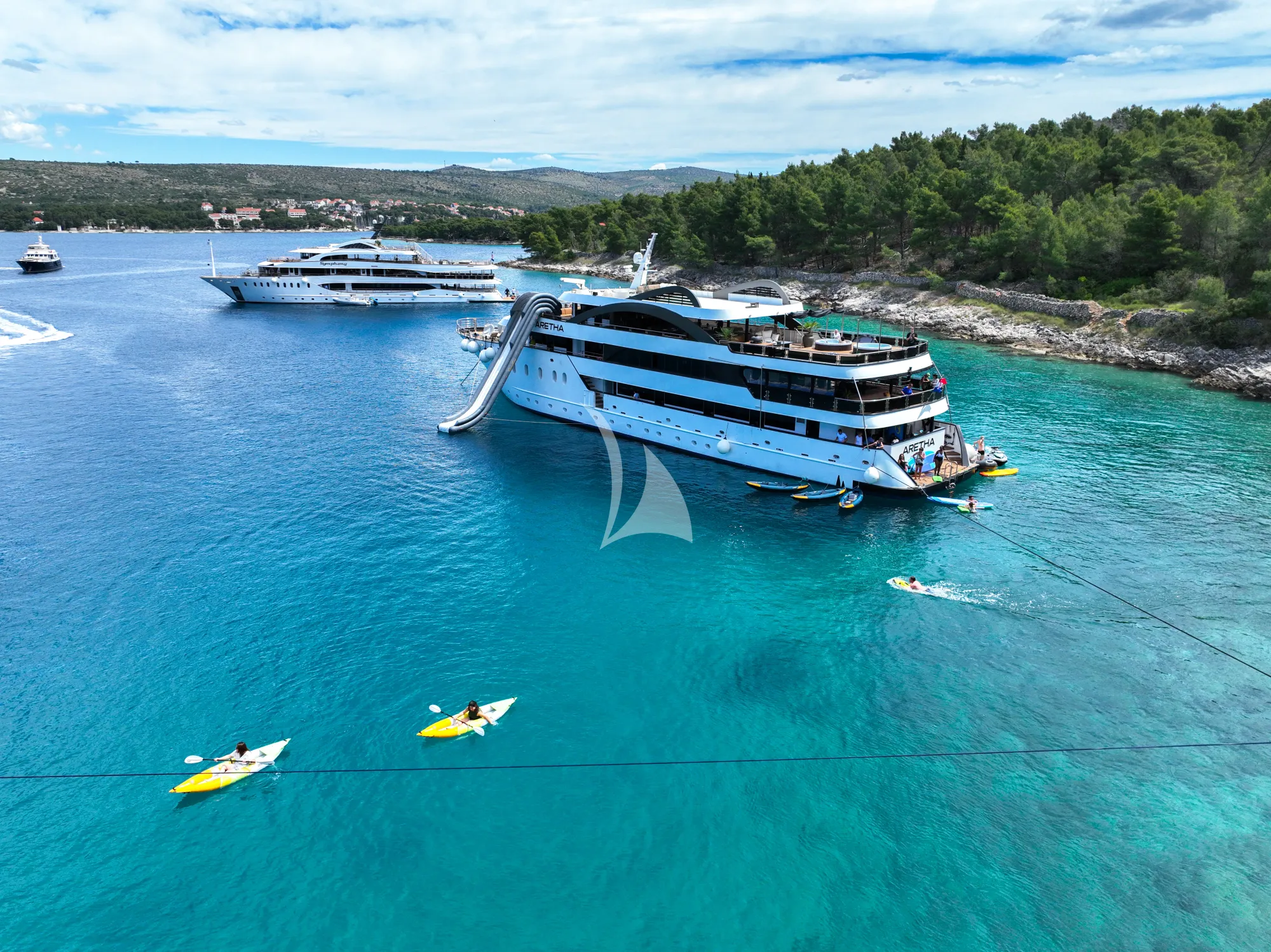 Luxury Crewed Motor Yacht ARETHA photo 4