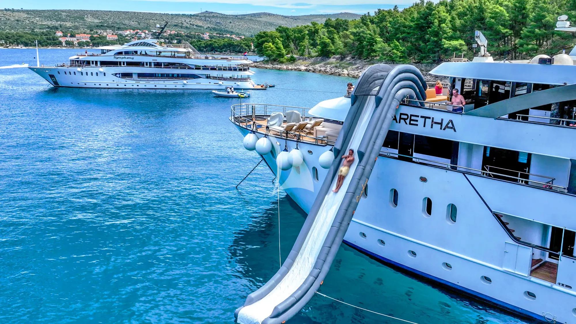 Luxury Crewed Motor Yacht ARETHA photo 5