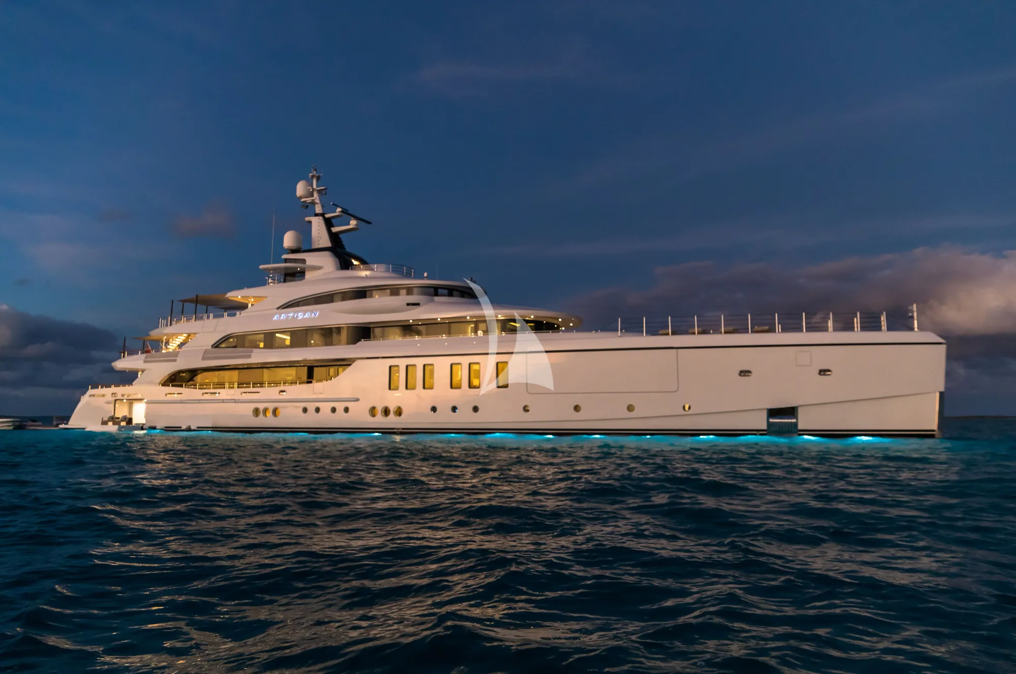 Luxury Crewed Motor Yacht ARTISAN photo 7