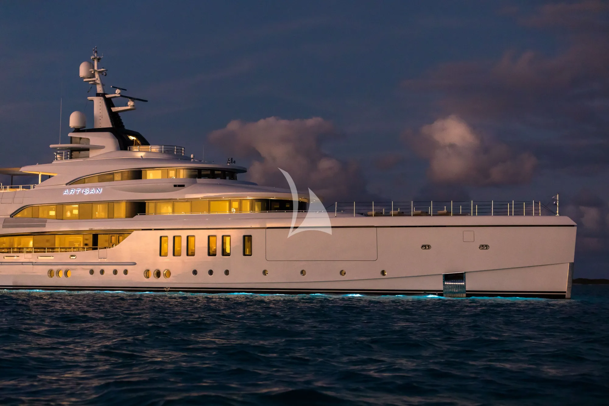 Luxury Crewed Motor Yacht ARTISAN photo 7