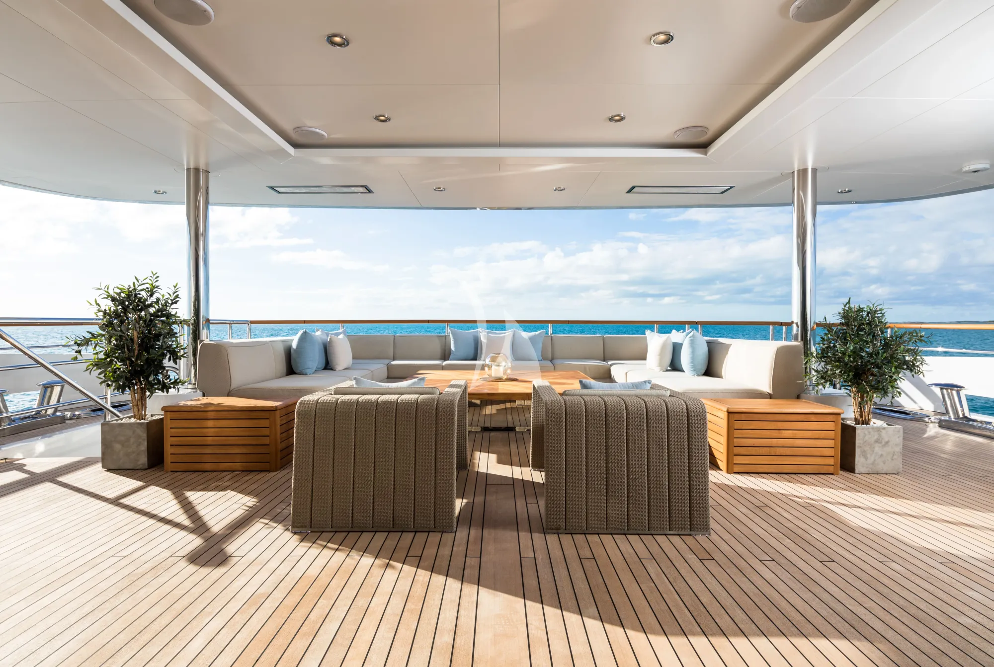 Luxury Crewed Motor Yacht ARTISAN photo 8