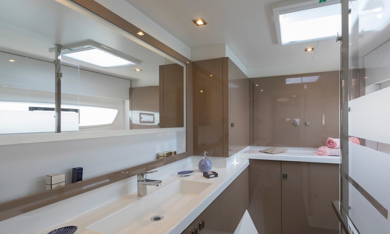 Bareboat Catamaran Astrea 42 photo 8