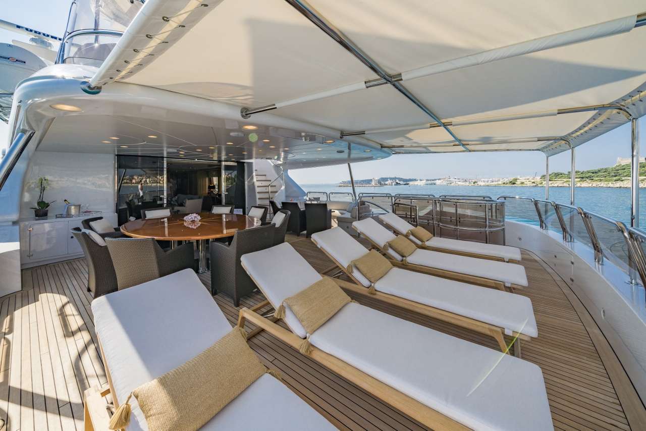 Luxury Crewed Motor Yacht AURA photo 3