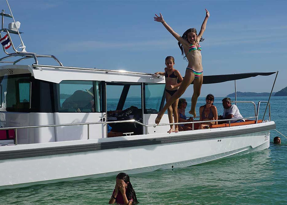 Crewed Motor Yacht Axopar 28 photo 3