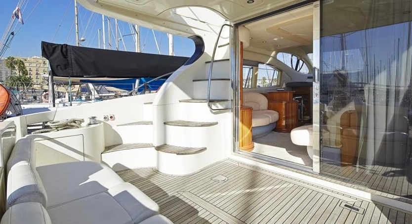 Crewed Motor Yacht Azimut 46 photo 3