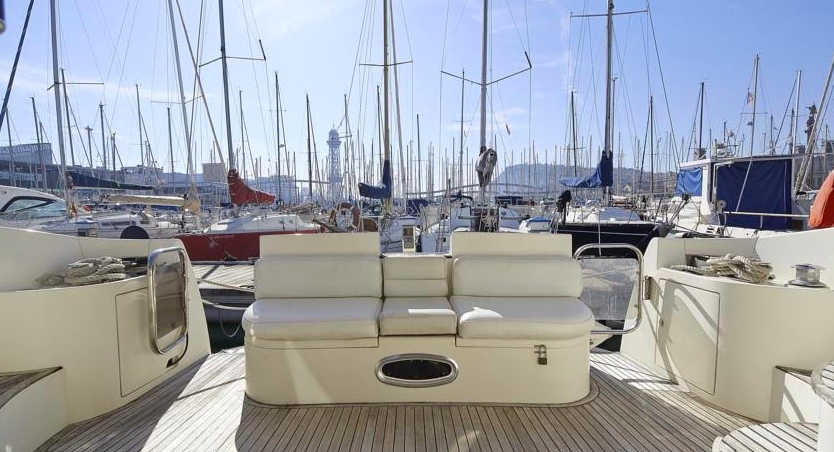 Crewed Motor Yacht Azimut 46 photo 4