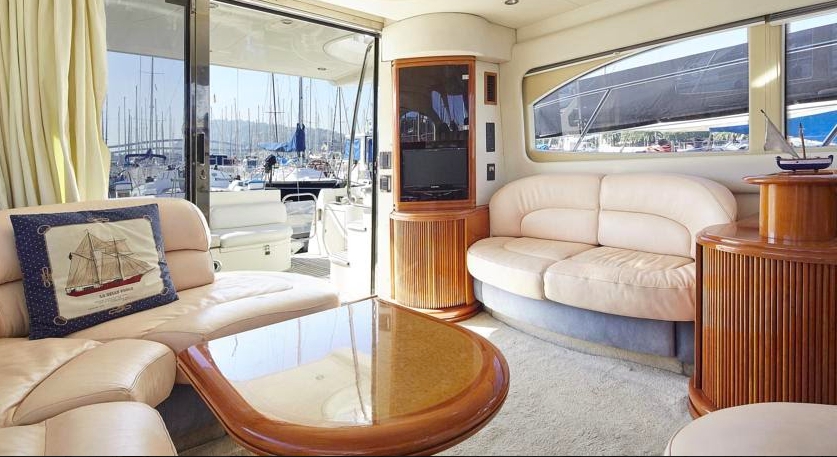 Crewed Motor Yacht Azimut 46 photo 6