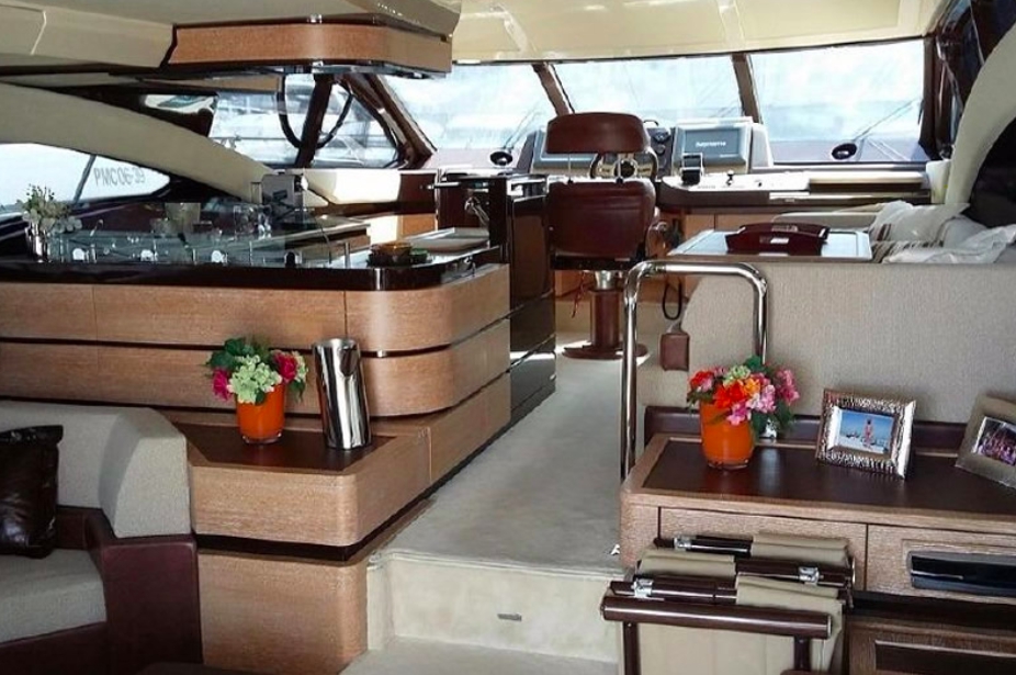 Crewed Motor Yacht Azimut 58 photo 6