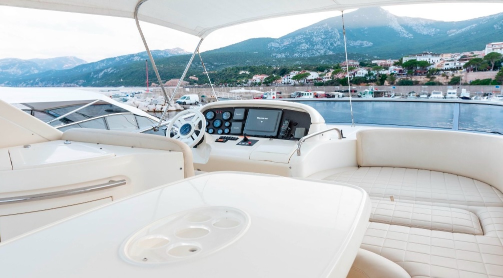 Crewed Motor Yacht Azimut 62 Fly photo 4