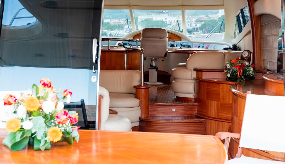 Crewed Motor Yacht Azimut 62 Fly photo 6