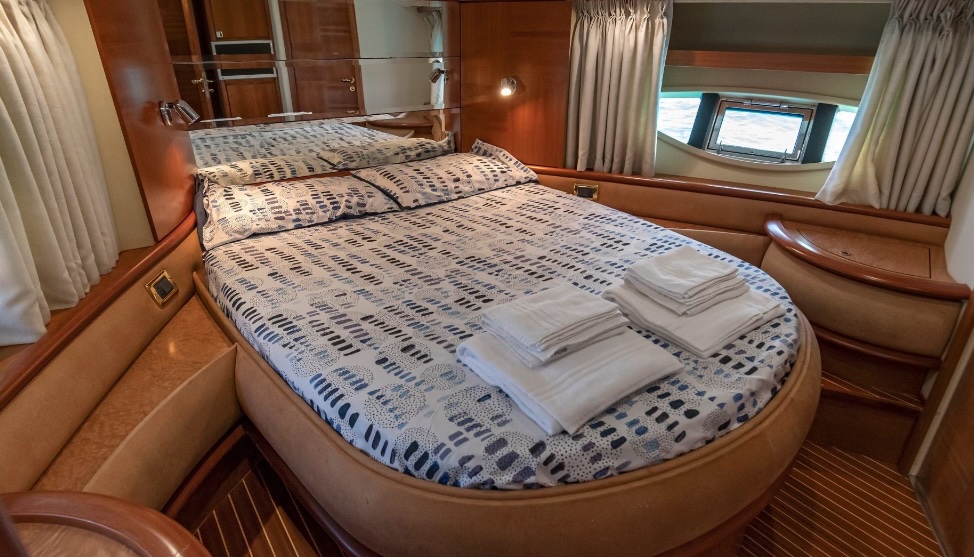 Crewed Motor Yacht Azimut 62 Fly photo 8