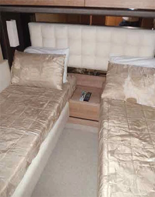 Crewed Motor Yacht Azimut 70 photo 8